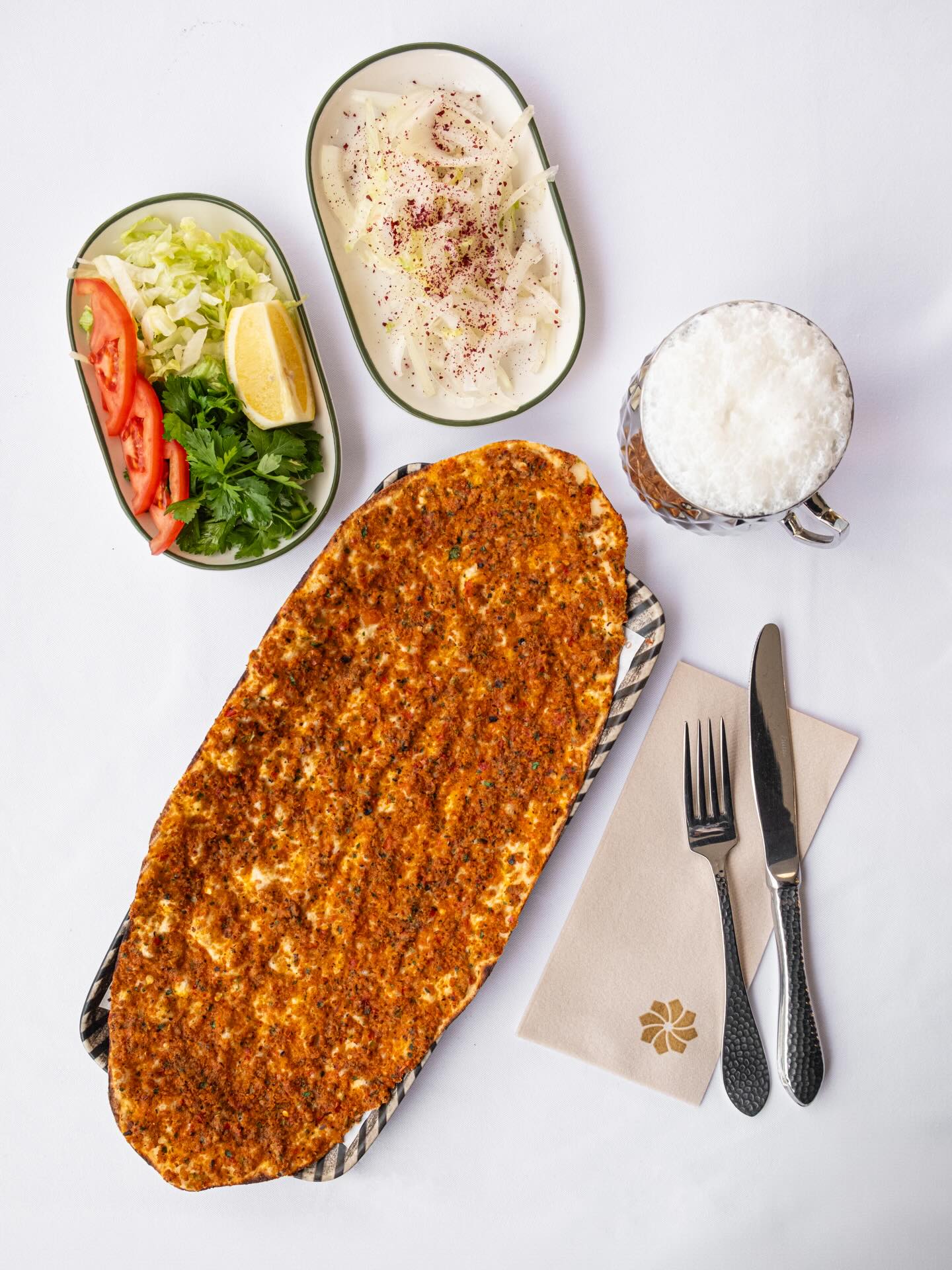 GOŞTO sofrası — lahmacun, ayran ve mezeler