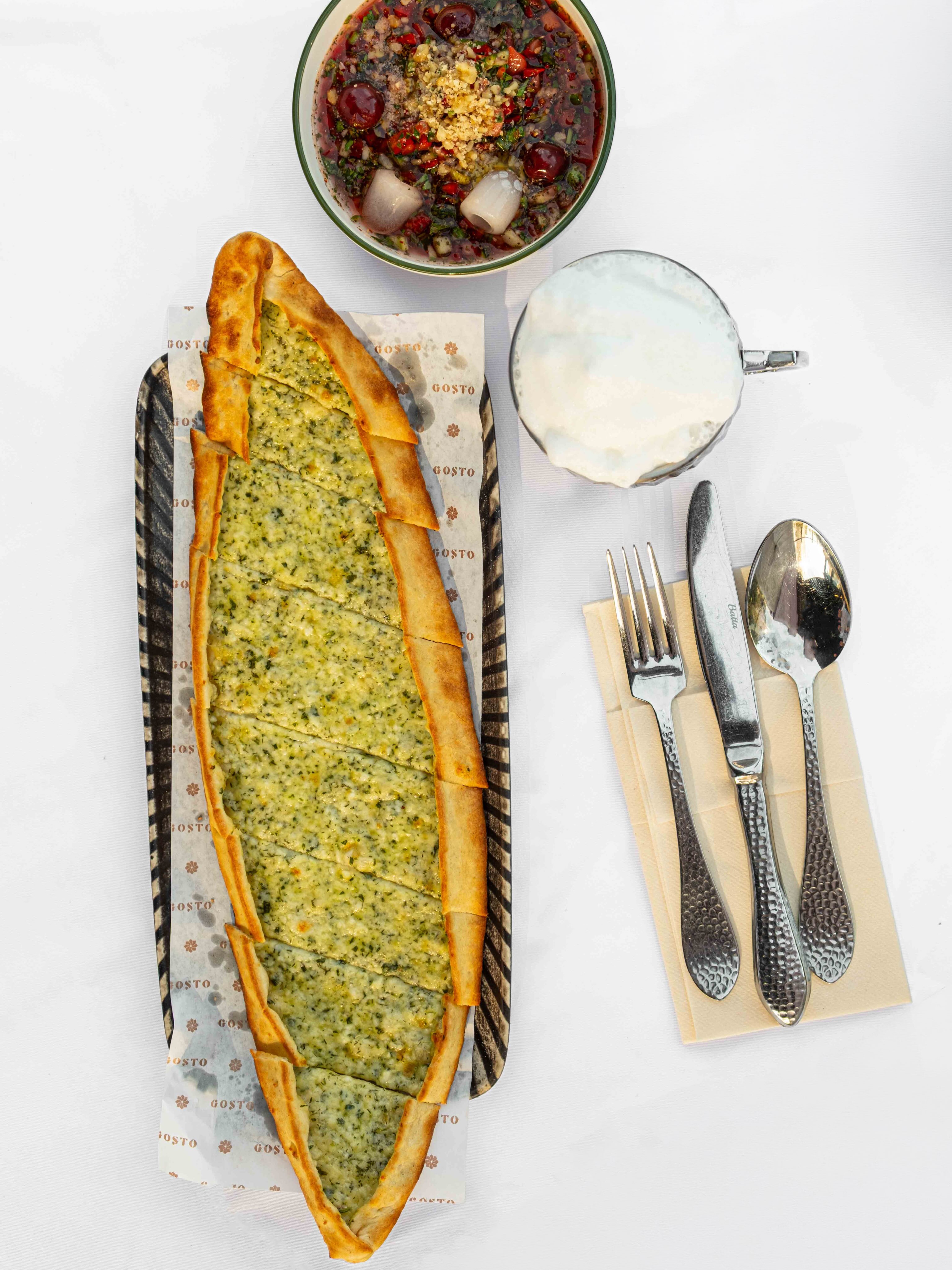 Kıymalı pide, ayran ve turşu